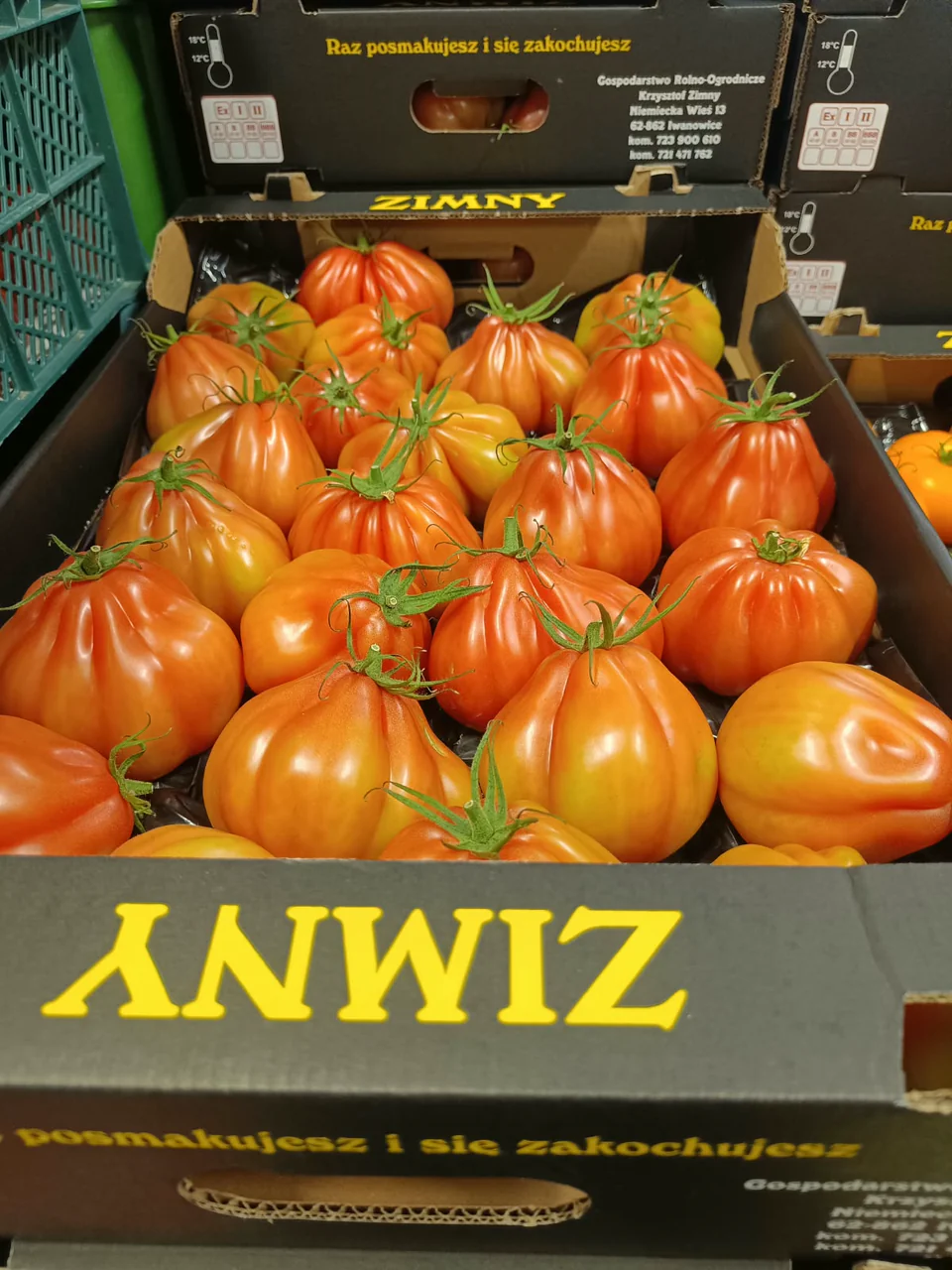 Żółte pomidory w skrzynce w naszym magazynie