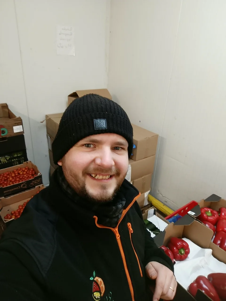 Członek naszego zespołu w magazynie Quali Fruits